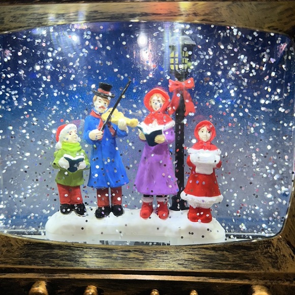 Water filled indoor vintage TV with carollers - Picture 2 of 8